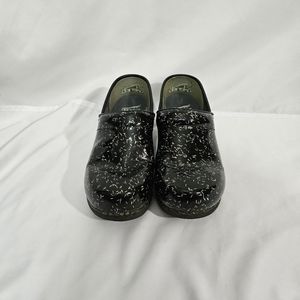 Dansko XP 2.0 slip resistant clogs women's size 37